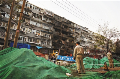 救援人員在現(xiàn)場排查。