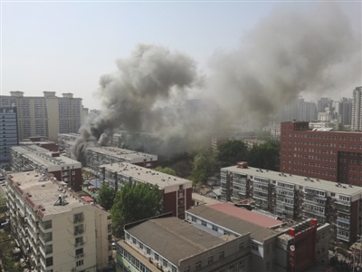 昨日，北京海淀區(qū)紅聯(lián)南村小區(qū)施工工地挖斷燃?xì)夤艿?，造成爆炸引發(fā)居民樓火災(zāi)，致1死2傷，發(fā)生爆炸起火現(xiàn)場濃煙滾滾。CICPHOTO/總匯 攝