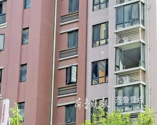 該住戶家的窗戶多處破損。 齊魯晚報(bào)·齊魯壹點(diǎn)記者 時(shí)培磊 攝