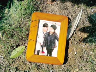 爆炸發(fā)生后，散落在外的物品