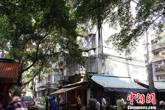 圖為煤氣爆燃民房。 朱柳融 攝